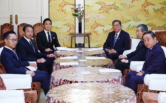 会談に臨む石破茂首相（中央右）と国民民主党の玉木雄一郎代表（同左）ら＝2024年11月11日午前、国会内