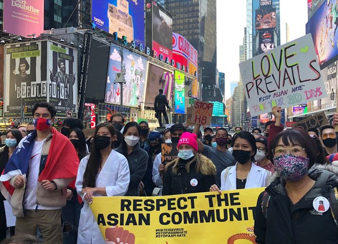 デモには白人やヒスパニック系など、アジア系以外の参加者も多くいた