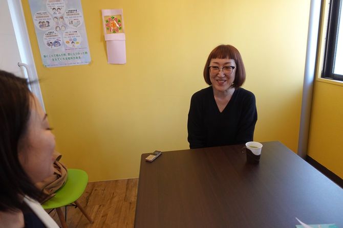 インタビューを受ける発達障害当事者の林良子さん。