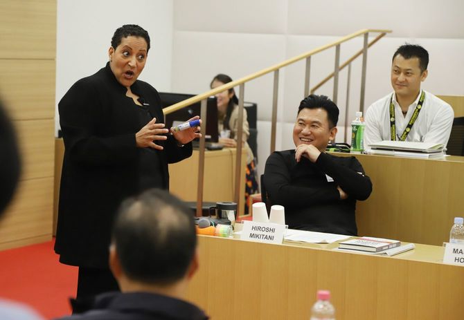 ハーバード・ビジネス・スクールのセダール・ニーリーは、英語と日本語で書かれた書籍『英語が楽天を変えた』を出版するにあたり、2018年10月24日、東京の楽天本社で楽天社長の三木谷浩史を含む楽天幹部に講義を行った。