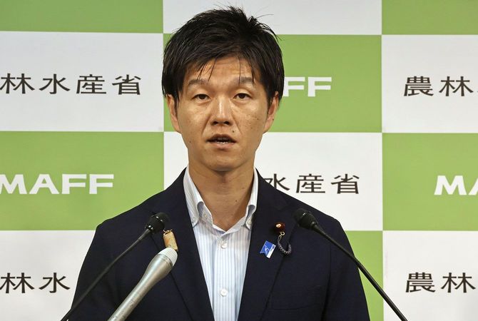 閣議後に記者会見する鈴木農相=2026年9月1日午前、農水省