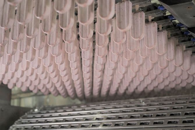 繁忙期にはあずきバーシリーズで1日約130万本生産している