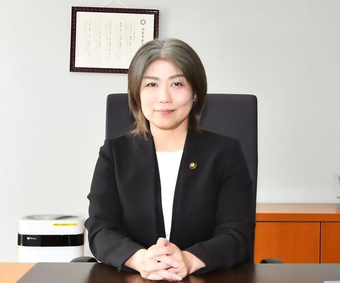 「市長の椅子」に座る田久保市長