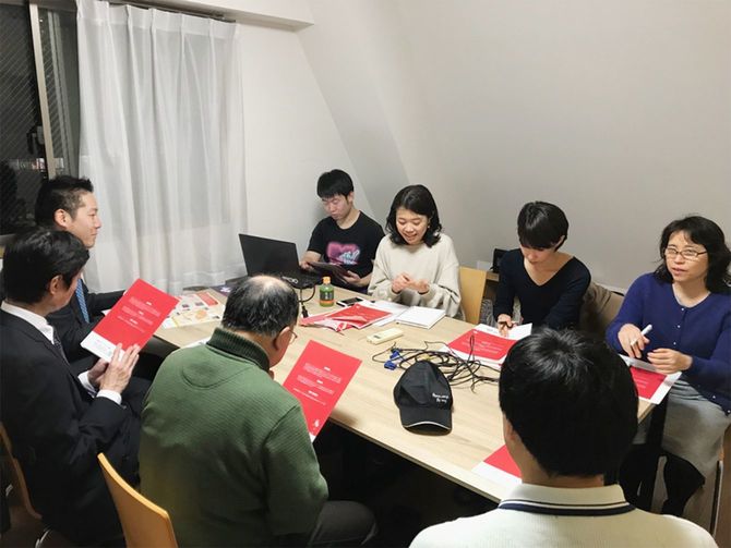 赤を基調とし、弱視の方にも配慮したたパンフレットを作成した