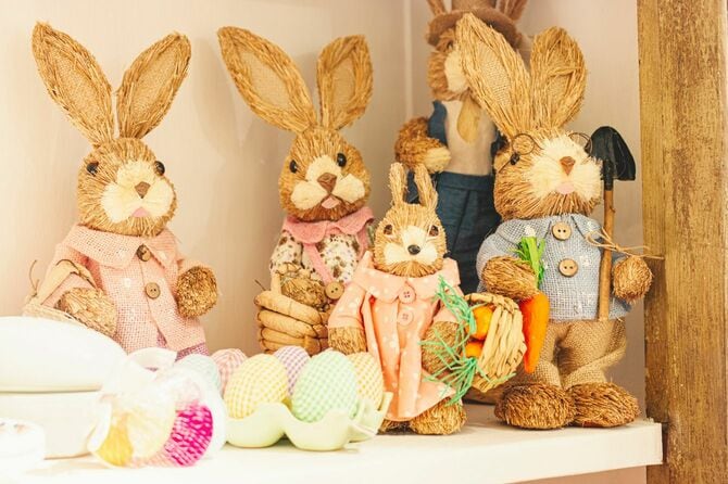 イースターエッグとうさぎの人形