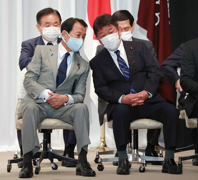 岸田文雄首相（自民党総裁）の記者会見に出席した麻生太郎副総裁（前列左）と茂木敏充幹事長（同右）＝2022年7月11日、東京・永田町の同党本部［代表撮影］