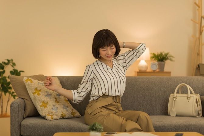 自宅でリラックスするビジネスウーマン