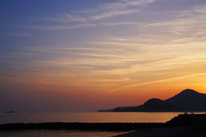 海岸沿いの美しい夕日、愛媛県松山市