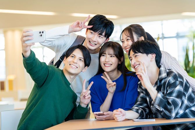 自撮りをする若者たち