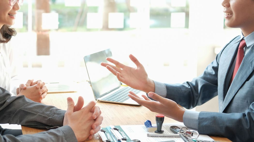 これをやれば｢絶対にすべらない話｣が簡単にできる…人気者が徹底している｢人類普遍の会話の大原則｣ 誰しも最大の関心事は自分自身である