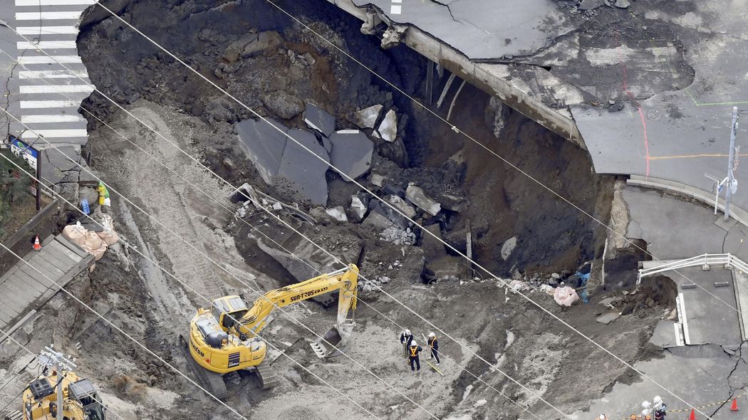 道路陥没事故で｢自賠責保険｣は使えない…強制加入なのに自分自身は救えない｢クルマの保険｣の落とし穴 自賠責切れのパトカーは｢故意ではない｣と立件されず