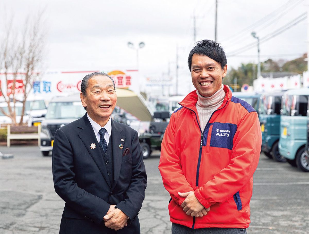 磯﨑自動車工業の磯﨑孝会長（左）と長男の磯﨑拓紀社長（右）