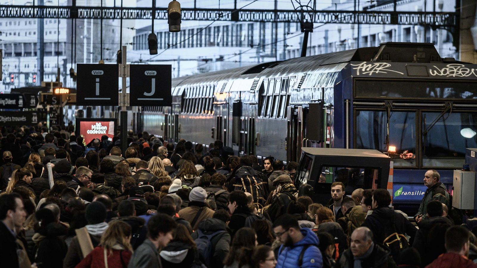 フランス人がいくら電車が止まっても駅員を怒らないワケ ｢47日間連続スト｣を受け入れる背景