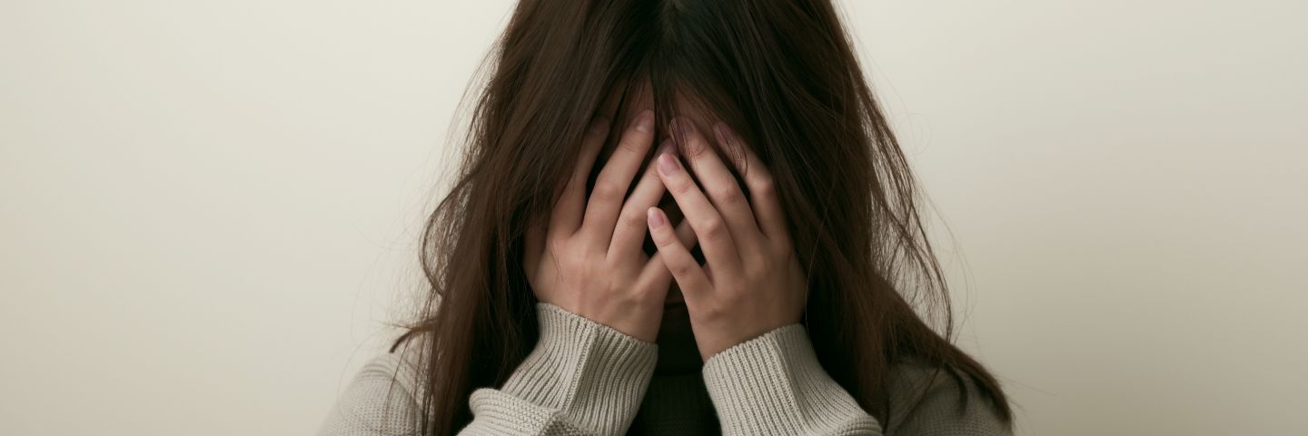 ｢あんたのせいで病気になった！｣高2でパーキンソン病の母の介護をはじめた女性の苦しみ ハサミを喉に突きつけられそうに…