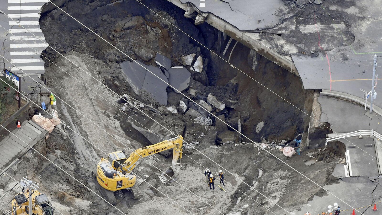 道路陥没事故で｢自賠責保険｣は使えない…強制加入なのに自分自身は救えない｢クルマの保険｣の落とし穴 自賠責切れのパトカーは｢故意ではない｣と立件されず