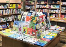 阿蘇の山中にある"奇跡の児童書店"の物語