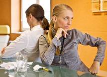 なぜ女性はお互いの足を引っ張りあうのか