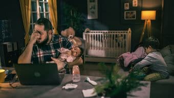 こんなに寝不足になるとは思わなかった…子供の寝かしつけに疲れ果てた父親が睡眠コンサルに出したSOS