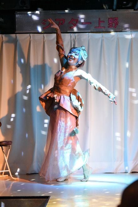 ロボットの恋がテーマの「周年作」。衣装はお姐さんから譲り受けた。