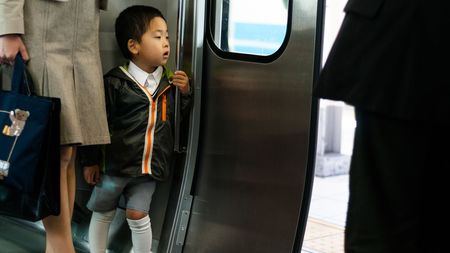 電車で騒ぐ子供を 静かにしなさい と叱ってもうまくいかない根本原因 頭ごなしの否定が キレる子 をうむ President Online プレジデントオンライン