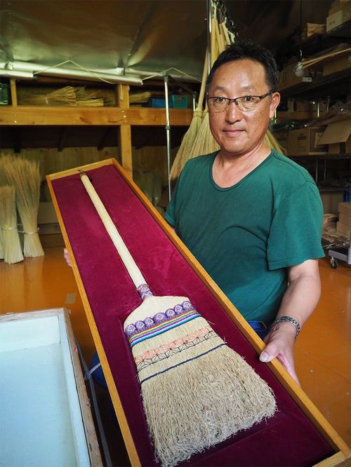 1本100万円の南部箒