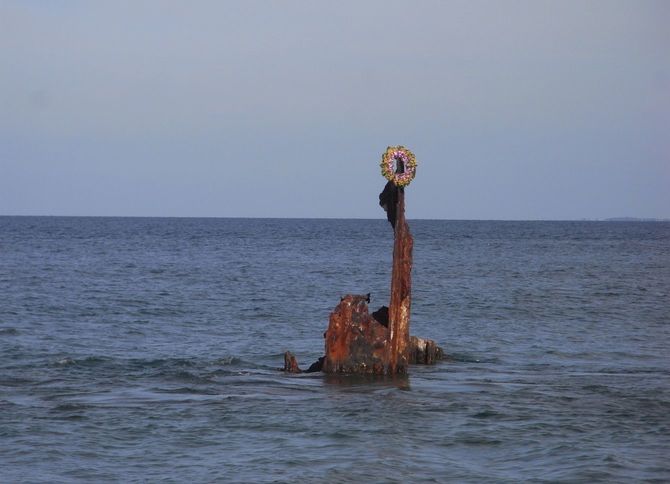 ガダルカナル島・タサファロング。鬼怒川丸のデリックに遺族によって花輪がかけられている（2020年1月撮影）。