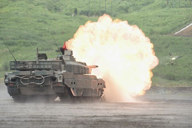 10式戦車（富士総合火力演習にて）
