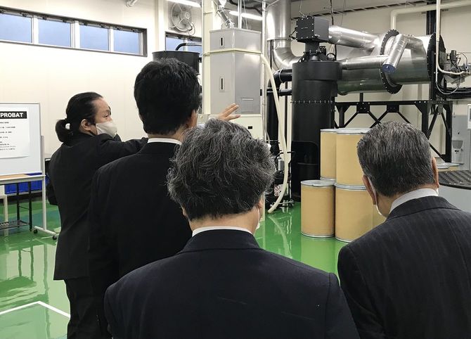 父・誉志男さんを案内する鈴木社長