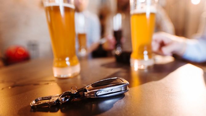 車のキーとビールジョッキ