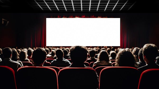 映画館で映画を見ている人たち