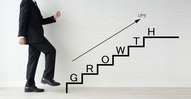 描かれた成長の階段を上ろうとしている男性