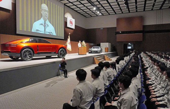 トヨタ自動車の入社式。壇上はあいさつする近健太社長＝2026年4月1日午前、愛知県豊田市