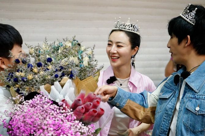 中国のトップインフルエンサー薇婭、中国の俳優Qian Feng、歌手の張大奕などのスターが、中国南西部の雲南省昆明市の斗南花市場で農民を支援する湖南テレビ「日日上」（2020年5月8日）の収録に参加。