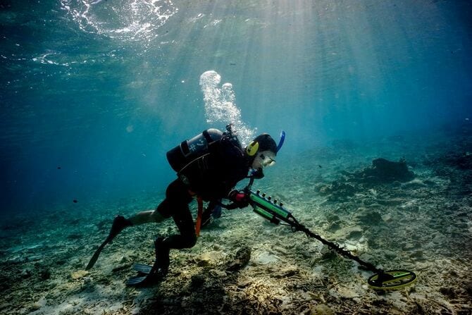 金属探知機を使った探査の様子