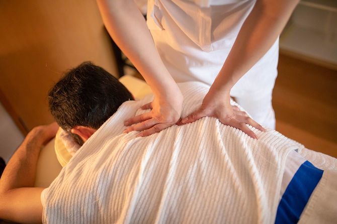 マッサージを受けた成熟した大人の男