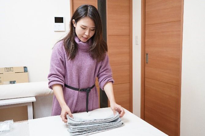 オフィス兼自宅で作業する田村さん。