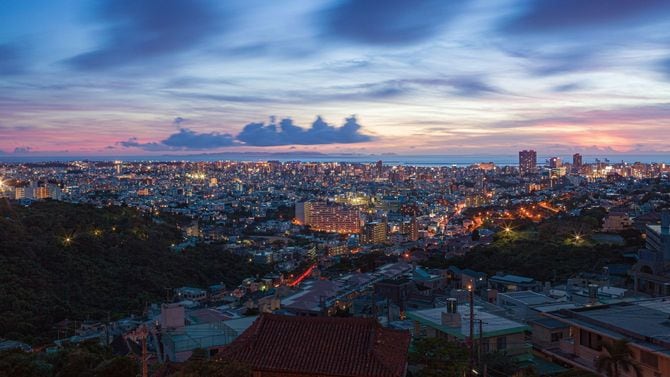 沖縄県那覇市の夏の夕暮れ
