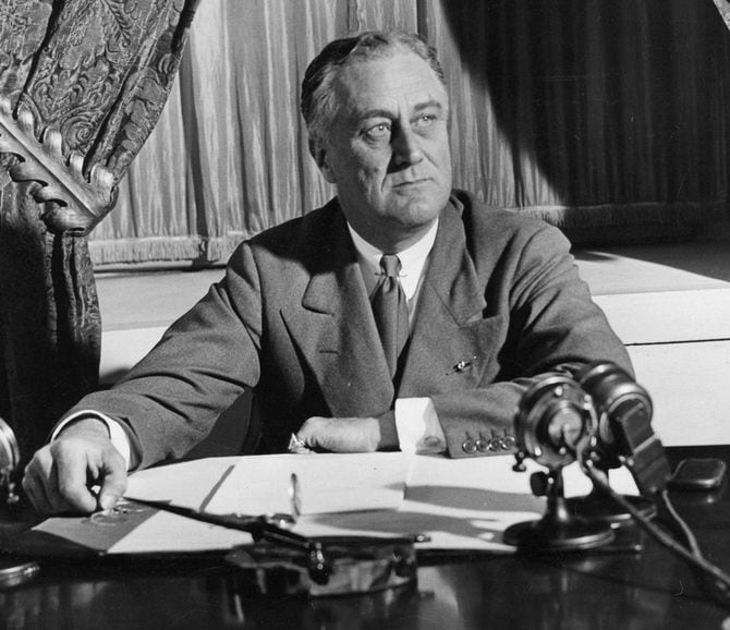 フランクリン・ルーズベルト大統領の炉辺談話の一場面。1933年3月12日