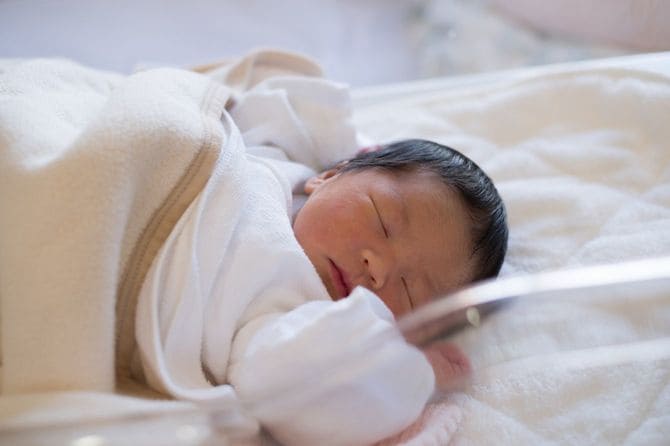 生まれたばかりの保育器にいる赤ちゃん