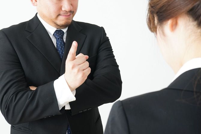 部下を怒っている上司