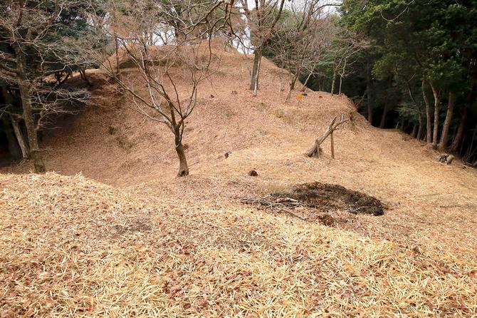 北尾根手前の堀切。高低差が激しい