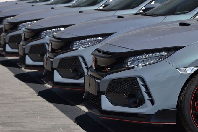 駐車場に並んだ自動車