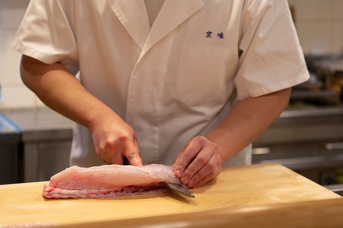 魚をさばく様子