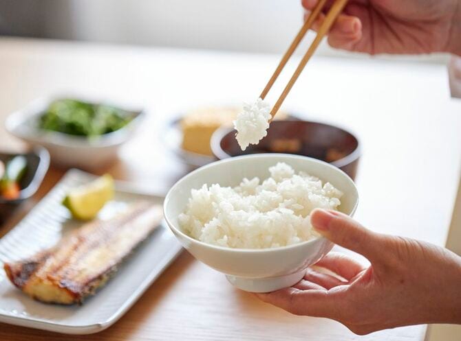 朝食を食べる女性の手