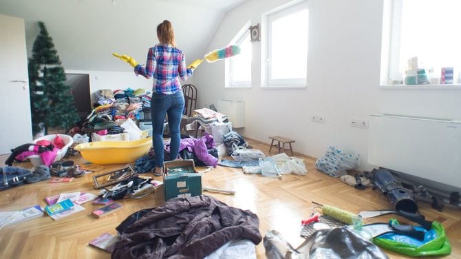 自宅の散らかった掃除でイライラする主婦
