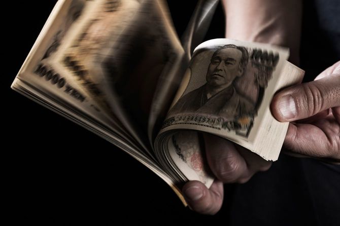 札束の紙幣を数える