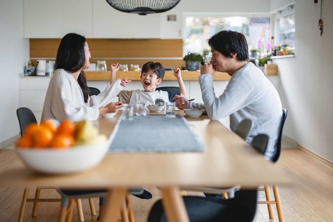 食事を楽しむ家族