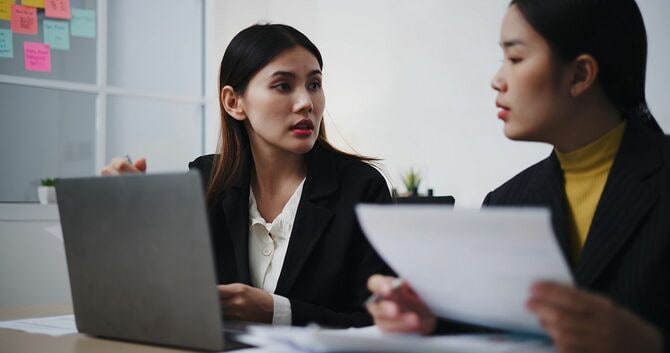 仕事の打ち合わせをする2人の女性