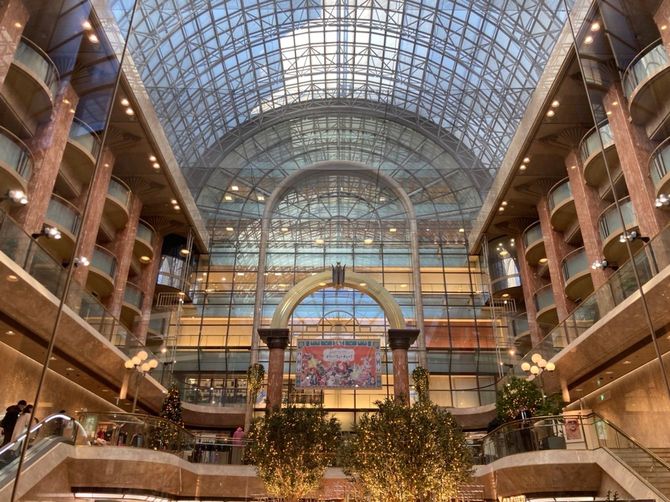 松山三越のシンボル、正面玄関の巨大な吹き抜けのアトリウム＝2021年12月25日、松山三越