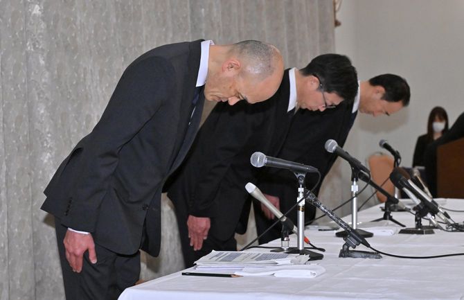 宝塚歌劇団の女性団員が急死した問題で、パワハラ行為を認め謝罪する宝塚歌劇団の村上浩爾理事長（手前）ら＝2024年3月28日午後、大阪府内